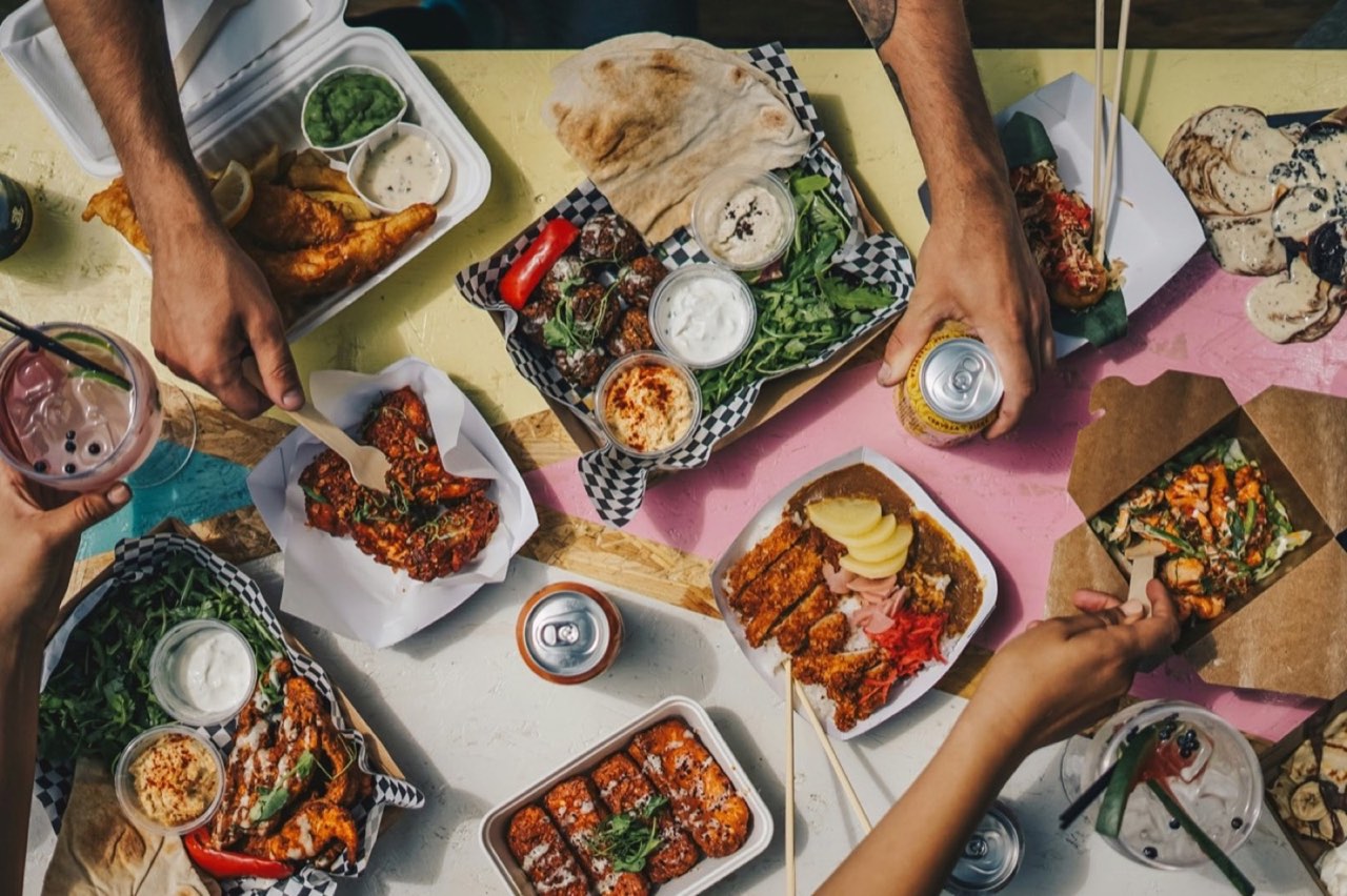 Assortiment de plats de livraison disposés sur une table